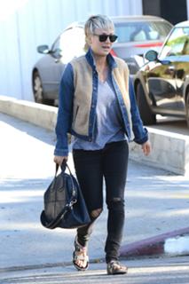 Kaley Cuoco feet photo thumbnail
