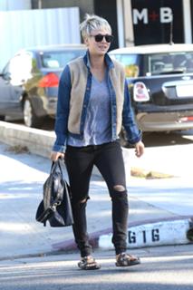 Kaley Cuoco feet photo thumbnail