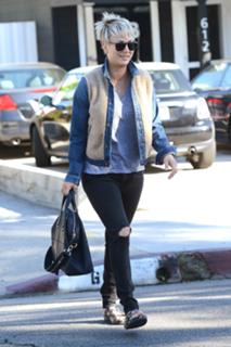 Kaley Cuoco feet photo thumbnail