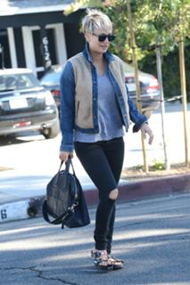 Kaley Cuoco feet photo thumbnail