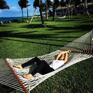Kaley Cuoco feet photo thumbnail