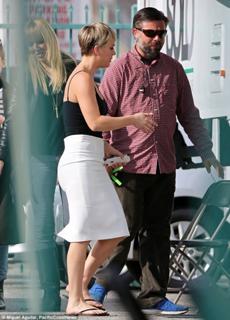 Kaley Cuoco feet photo thumbnail