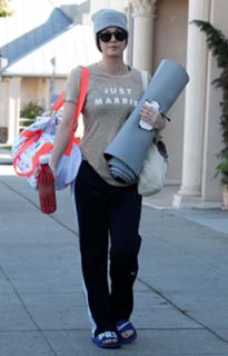 Kaley Cuoco feet photo thumbnail