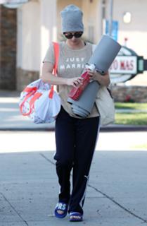Kaley Cuoco feet photo thumbnail