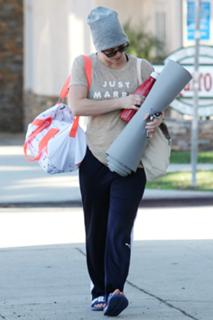 Kaley Cuoco feet photo thumbnail