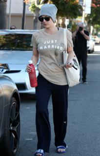 Kaley Cuoco feet photo thumbnail