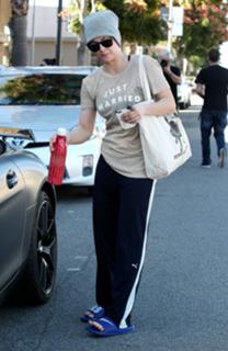 Kaley Cuoco feet photo thumbnail