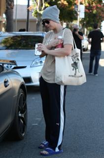 Kaley Cuoco feet photo thumbnail