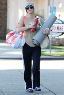 Kaley Cuoco feet photo thumbnail