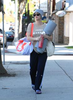 Kaley Cuoco feet photo thumbnail