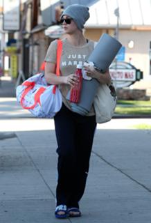Kaley Cuoco feet photo thumbnail