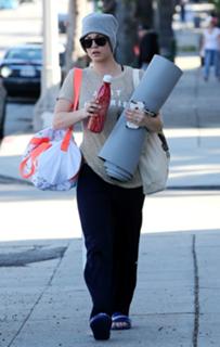 Kaley Cuoco feet photo thumbnail