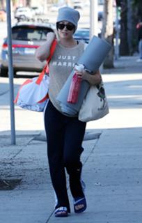 Kaley Cuoco feet photo thumbnail