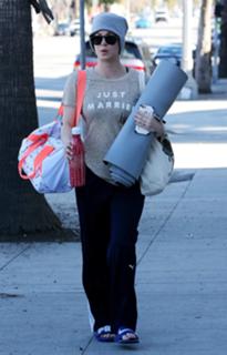 Kaley Cuoco feet photo thumbnail