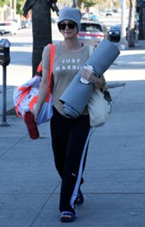 Kaley Cuoco feet photo thumbnail