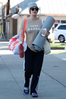 Kaley Cuoco feet photo thumbnail
