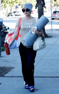 Kaley Cuoco feet photo thumbnail