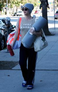 Kaley Cuoco feet photo thumbnail