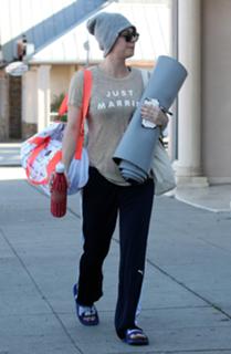 Kaley Cuoco feet photo thumbnail
