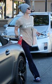 Kaley Cuoco feet photo thumbnail