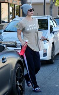 Kaley Cuoco feet photo thumbnail