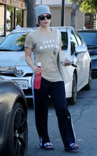 Kaley Cuoco feet photo thumbnail
