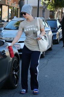 Kaley Cuoco feet photo thumbnail