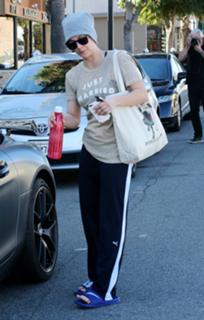 Kaley Cuoco feet photo thumbnail