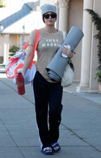 Kaley Cuoco feet photo thumbnail