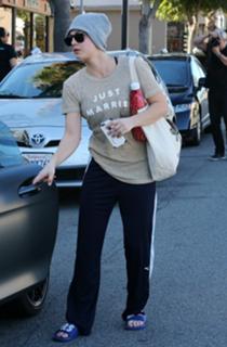 Kaley Cuoco feet photo thumbnail