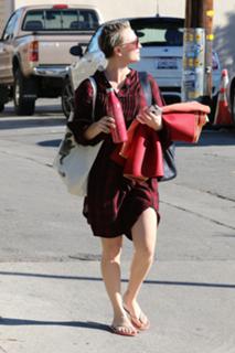 Kaley Cuoco feet photo thumbnail