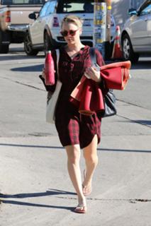 Kaley Cuoco feet photo thumbnail