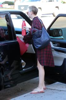 Kaley Cuoco feet photo thumbnail