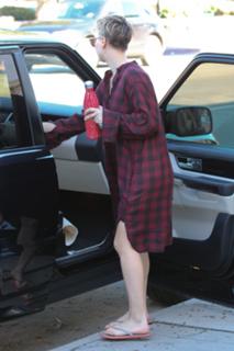 Kaley Cuoco feet photo thumbnail