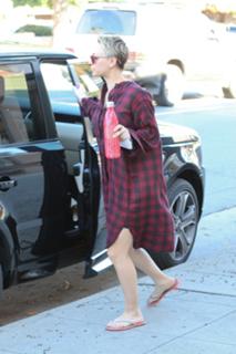 Kaley Cuoco feet photo thumbnail