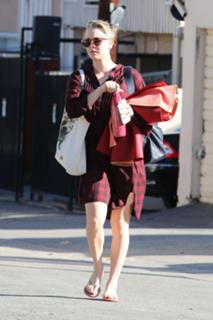 Kaley Cuoco feet photo thumbnail