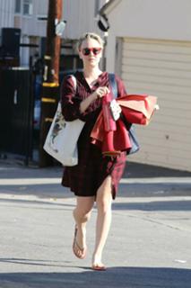 Kaley Cuoco feet photo thumbnail