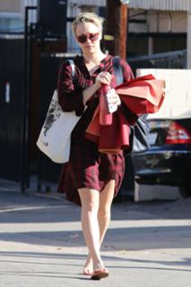 Kaley Cuoco feet photo thumbnail