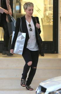 Kaley Cuoco feet photo thumbnail