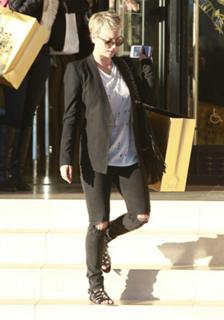 Kaley Cuoco feet photo thumbnail