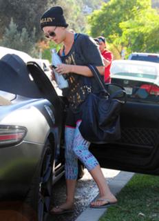 Kaley Cuoco feet photo thumbnail