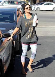 Kaley Cuoco feet photo thumbnail