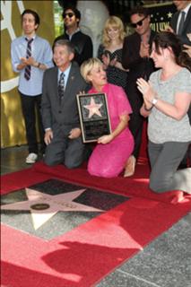 Kaley Cuoco feet photo thumbnail