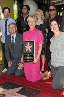 Kaley Cuoco feet photo thumbnail