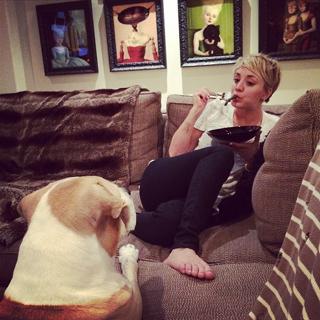 Kaley Cuoco feet photo thumbnail