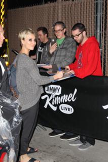 Kaley Cuoco feet photo thumbnail