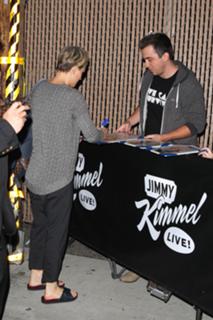 Kaley Cuoco feet photo thumbnail