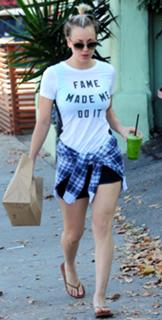 Kaley Cuoco feet photo thumbnail