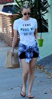 Kaley Cuoco feet photo thumbnail
