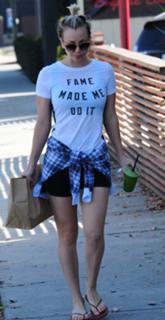 Kaley Cuoco feet photo thumbnail